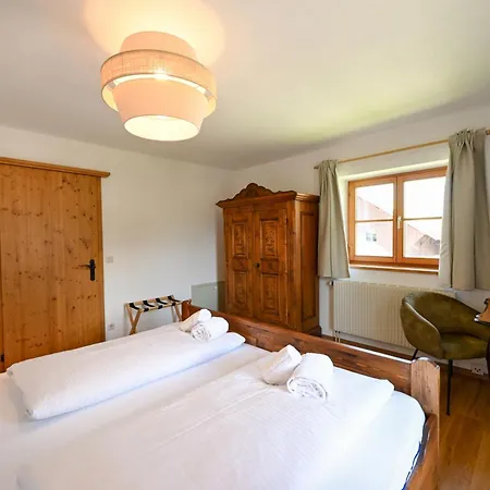 Alpenvilla Liboria Mit Sauna Garten Und 5 Schlafzimmern Hébergement de vacances Wallgau