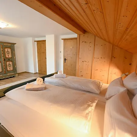 Alpenvilla Liboria Mit Sauna Garten Und 5 Schlafzimmern Hébergement de vacances Wallgau
