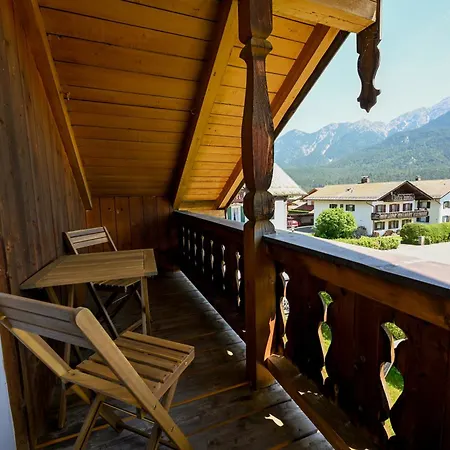 Alpenvilla Liboria Mit Sauna Garten Und 5 Schlafzimmern Hébergement de vacances Wallgau