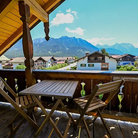 Alpenvilla Liboria Mit Sauna Garten Und 5 Schlafzimmern Hébergement de vacances Wallgau